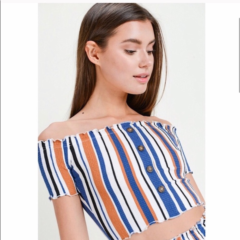 💙Off Shoulder Ruffled Crop Top🧡 - Picture 2 of 6